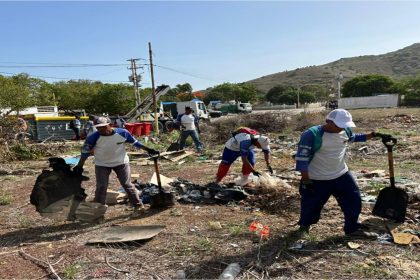 Alcaldía de Antolín en alianza con Econovo realiza saneamiento exhaustivo de la Bahía de Manzanillo