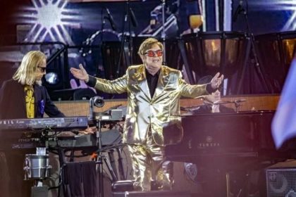 Elton John se sentó al piano entre los vítores de los 30 mil asistentes