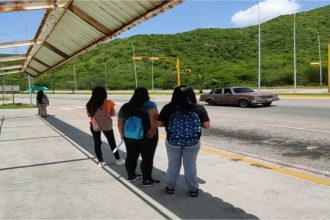 Estudiantes de la UDO Nueva Esparta claman por mejoras en parada de autobús