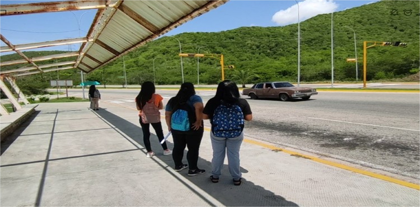 Estudiantes de la UDO Nueva Esparta claman por mejoras en parada de autobús