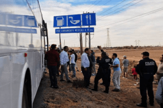 Durante el hallazgo dos conductores de autobús fueron detenidos por los agentes de la FGR como sospechosos por el delito de tráfico de personas.