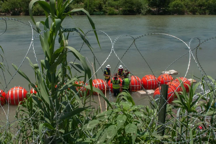 México acusó a Texas de violar tratados con boyas en el río Bravo