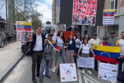 : Activistas de la ONG venezolana @Sinmordaza, junto con otros de Bolivia, Cuba y Nicaragua, protestaron en Bruselas