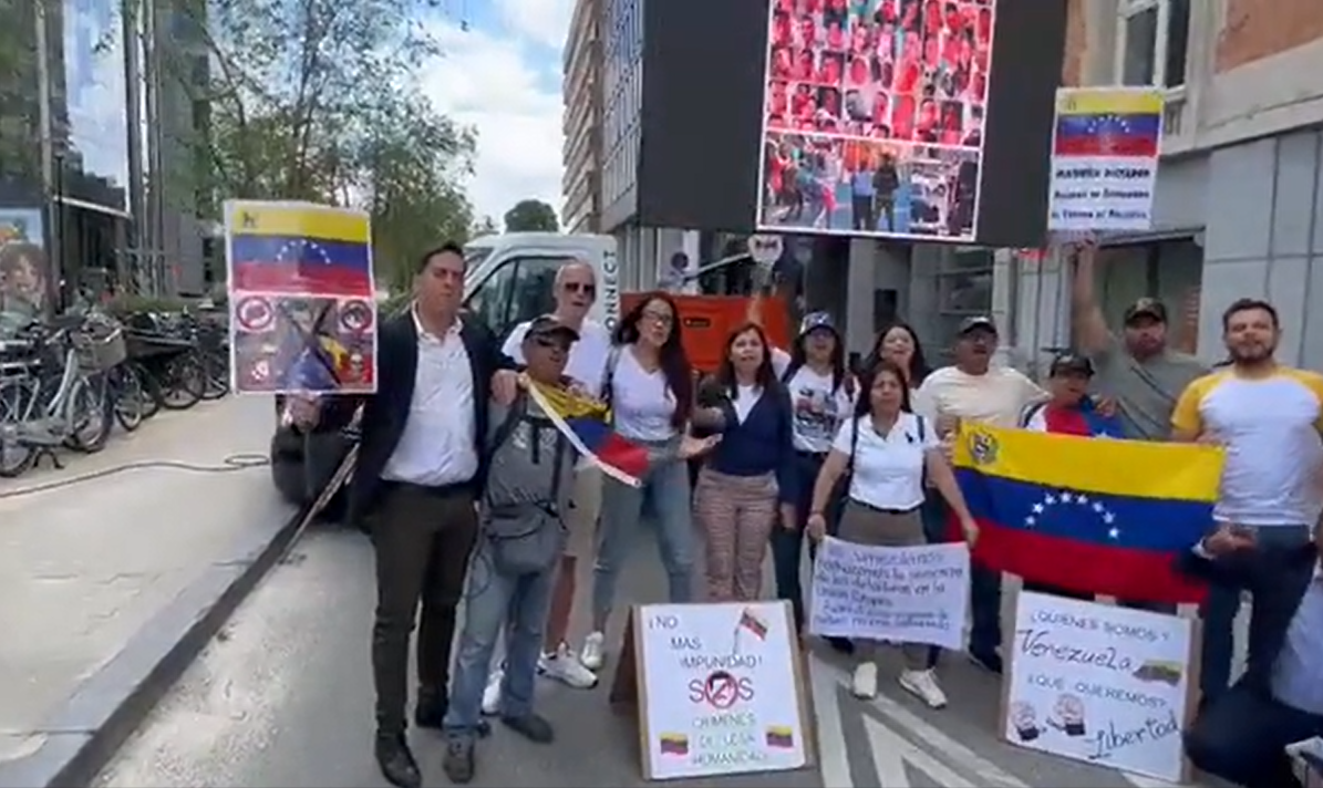 : Activistas de la ONG venezolana @Sinmordaza, junto con otros de Bolivia, Cuba y Nicaragua, protestaron en Bruselas