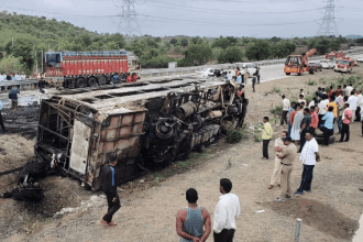 Al menos 25 fallecidos al incendiarse un autobús en oeste de la India