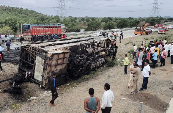 Al menos 25 fallecidos al incendiarse un autobús en oeste de la India