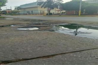 Vecinos de Paraguachí denuncian bote de aguas negras cerca de sucursal bancaria