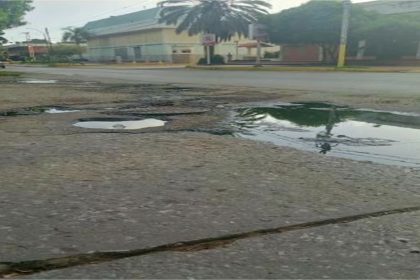 Vecinos de Paraguachí denuncian bote de aguas negras cerca de sucursal bancaria