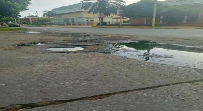 Vecinos de Paraguachí denuncian bote de aguas negras cerca de sucursal bancaria