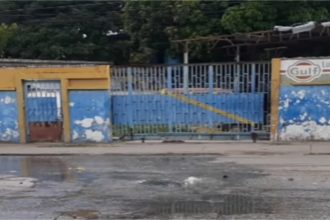 Vecinos de Porlamar denuncian bote de aguas negras en calle El Colegio +Video