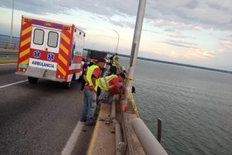 Vehículo cae al lago de Maracaibo tras romper baranda de contención +Video