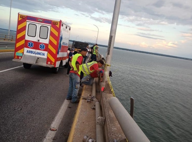 Vehículo cae al lago de Maracaibo tras romper baranda de contención +Video