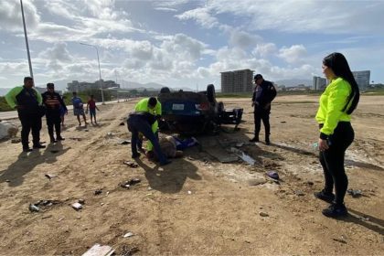 Vuelco en Playa La Caracola deja un muerto y dos heridos (Fotos)