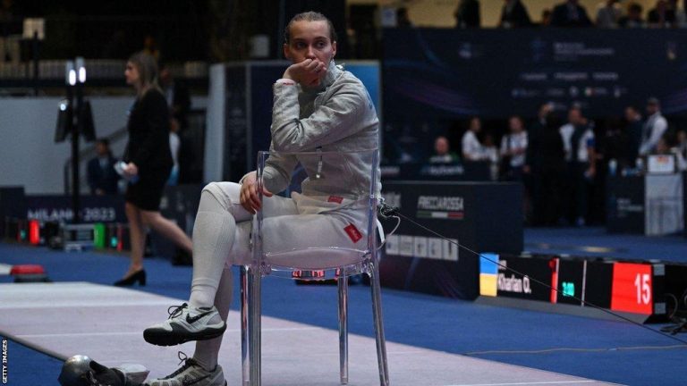 Después de derrotar con claridad a Smirnova, Jarlan, cuatro veces medallista en Juegos Olímpicos, se limitó a un saludo protocolario al árbitro, evitando hacerlo con su adversaria.