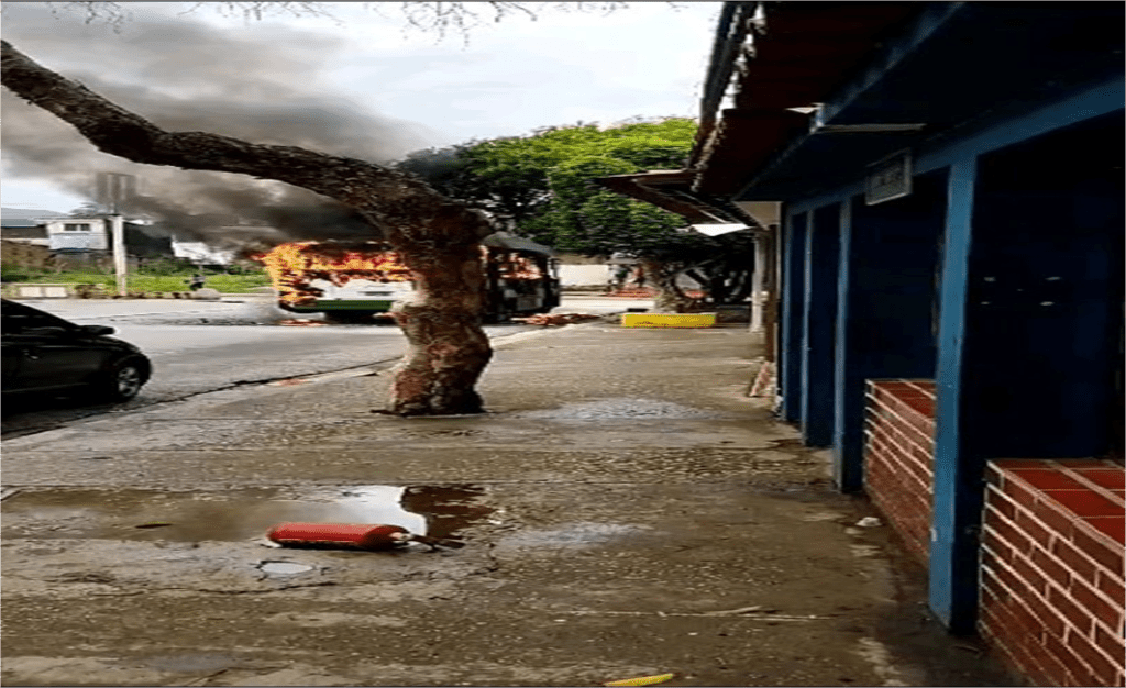 En la tarde de hoy, una unidad de la línea Unión Juangriego se incendió por fallas mecánicas.