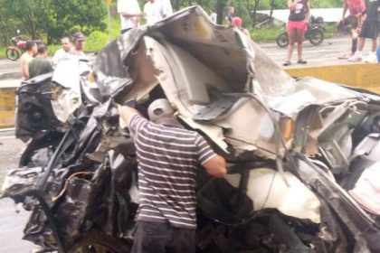 En horas de la tarde del 20 de julio, una gandola que se quedó sin frenos impactó a más de 10 vehículos que transitaban por la autopista en sentido hacia a Guarenas.