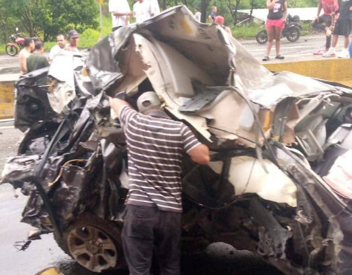 En horas de la tarde del 20 de julio, una gandola que se quedó sin frenos impactó a más de 10 vehículos que transitaban por la autopista en sentido hacia a Guarenas.