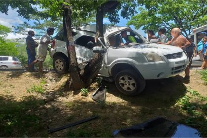 ¡Margarita! Camioneta se colea en la Carretera Nacional San Juan Bautista