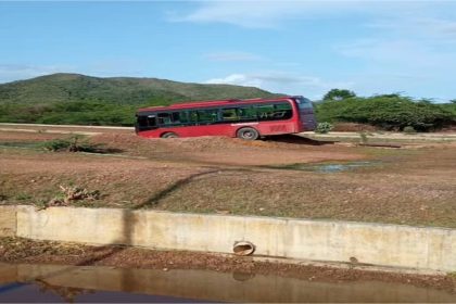 Bus Margarita amanece montada en obstáculo de tierra en la Av. Bicentenario