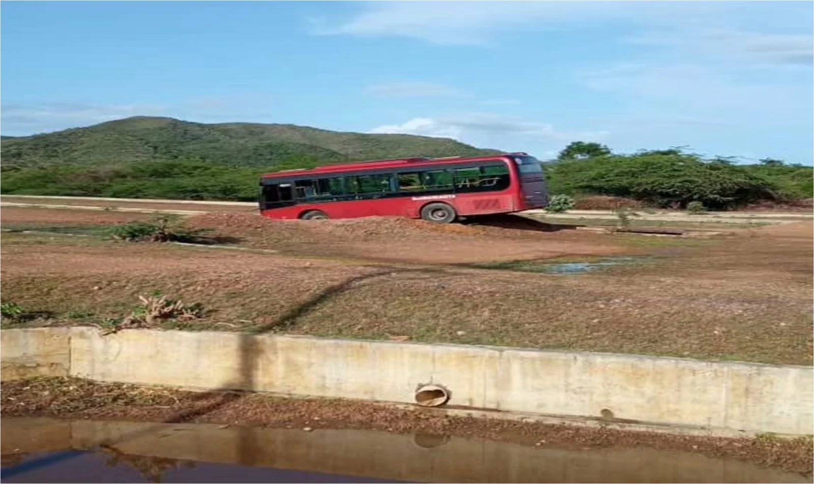 Bus Margarita amanece montada en obstáculo de tierra en la Av. Bicentenario