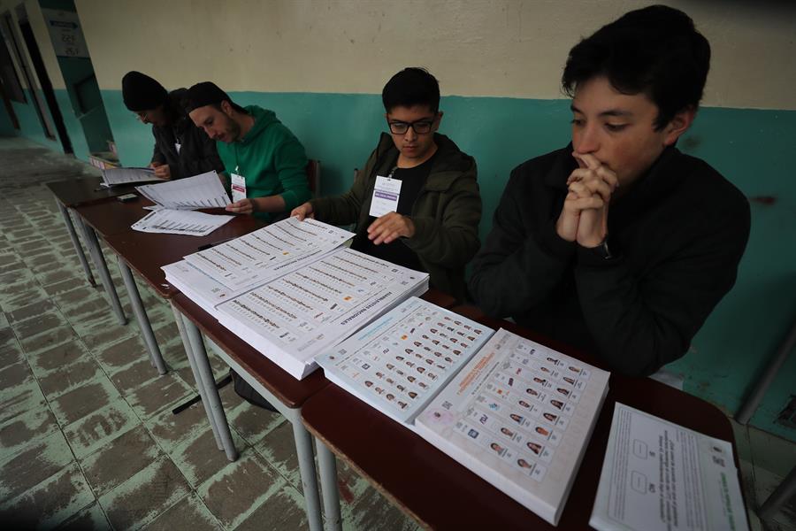 Cierran centros de votación en Ecuador y comienza el escrutinio