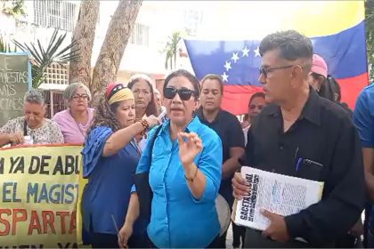 Docentes jubilados marcharon a la Gobernación en exigencia de respuesta +Videos