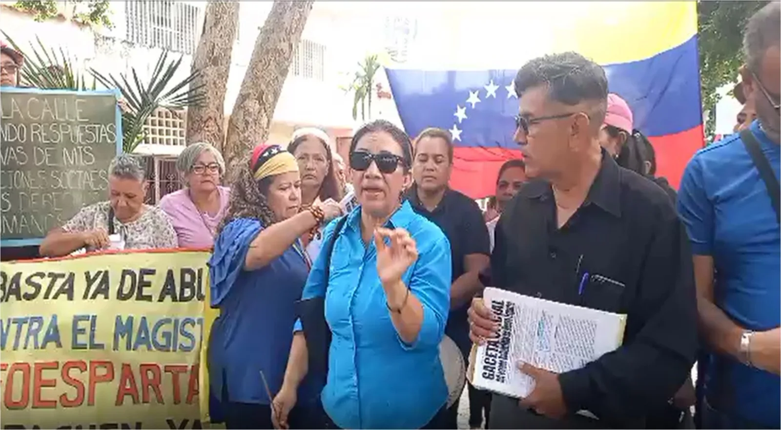 Docentes jubilados marcharon a la Gobernación en exigencia de respuesta +Videos