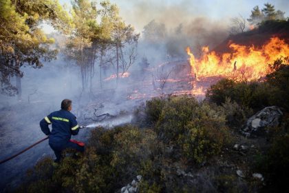 Unos 6.000 turistas tuvieron que ser evacuados, aunque más de 70 mil abandonaron la isla unas horas después de que el fuego se propagara hacia las zonas más turísticas de la costa oriental.