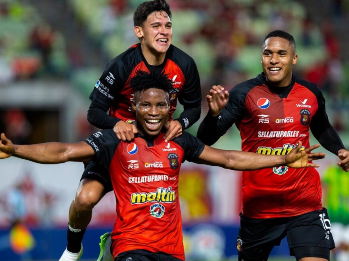 Encuentro entre Caracas y Metro en el Estadio Olímpico por la disputa del G4