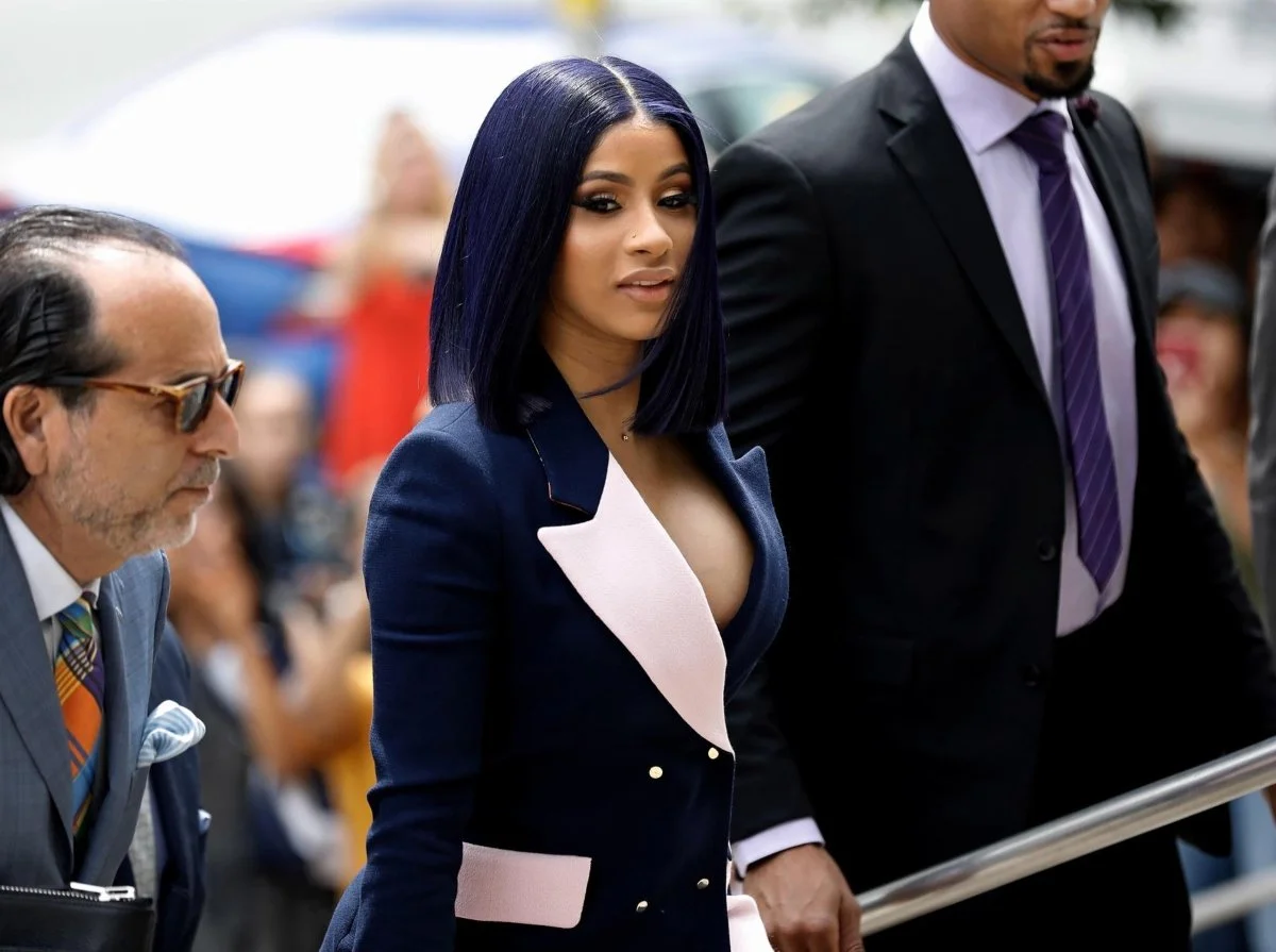 Cardi B lanza su micrófono a fan que le arrojó una bebida