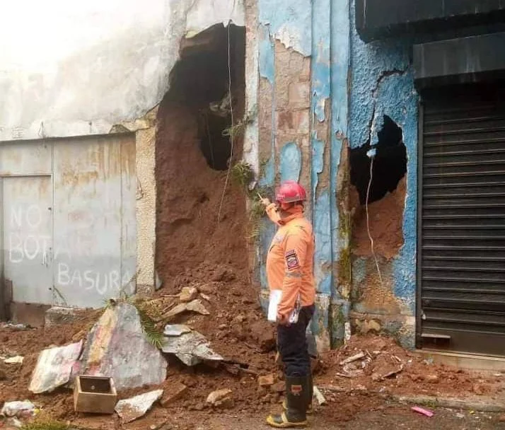 Colapsó parcialmente una estructura en el centro de San Cristóbal