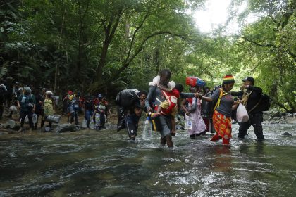 Salazar fue trasladada por varias personas con ayuda de una sábana hasta un campamento cercano.