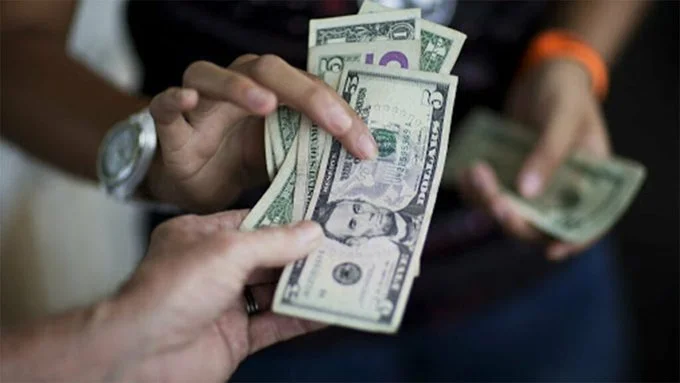 El dólar cae al abrir la mañana de este jueves 31 de agosto