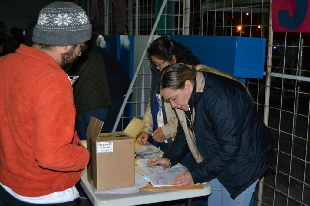 Comienza segunda vuelta electoral en Guatemala