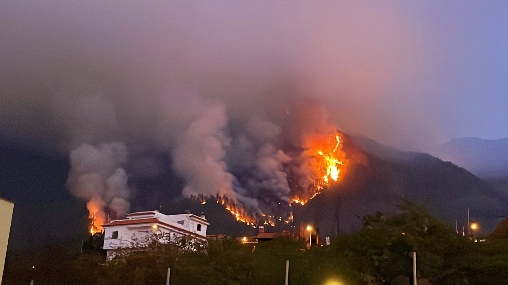 Más de 2.600 hectáreas consumidas por incendio forestal en Tenerife