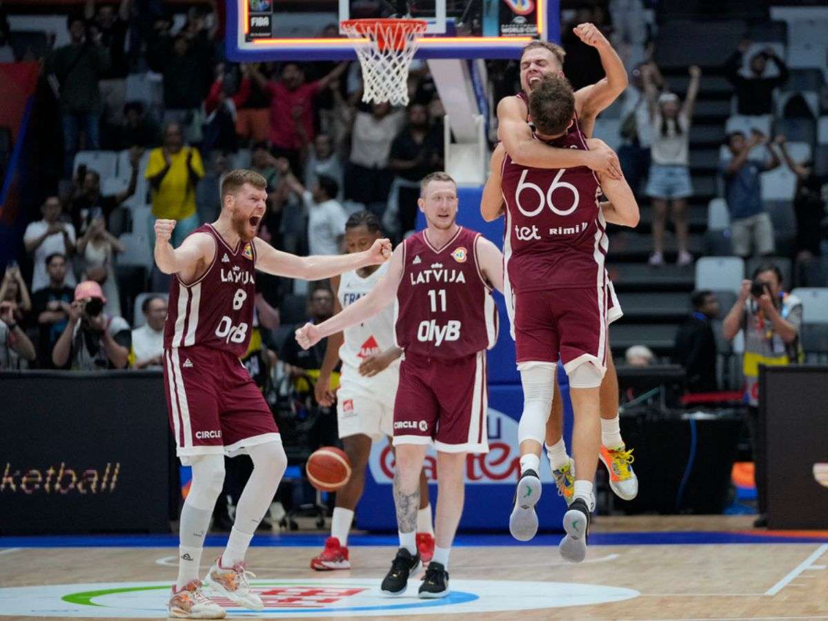 Letonia sorprende al eliminar a Francia en el Mundial FIBA 2023