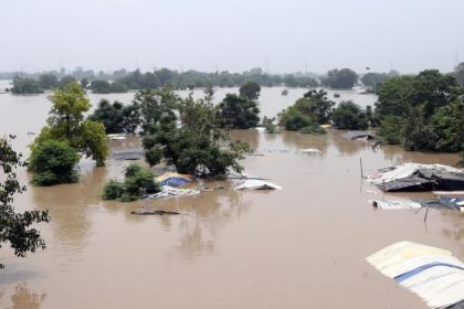 Las fuertes lluvias, que ocasionaron numerosos deslizamientos de tierra y el cierre de más de 700 carreteras para evitar desastres, obligaron a las autoridades a suspender las clases y a reforzar la asistencia en las zonas más vulnerables del Estado.