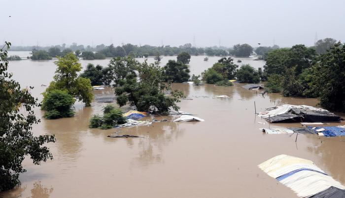 Las fuertes lluvias, que ocasionaron numerosos deslizamientos de tierra y el cierre de más de 700 carreteras para evitar desastres, obligaron a las autoridades a suspender las clases y a reforzar la asistencia en las zonas más vulnerables del Estado.