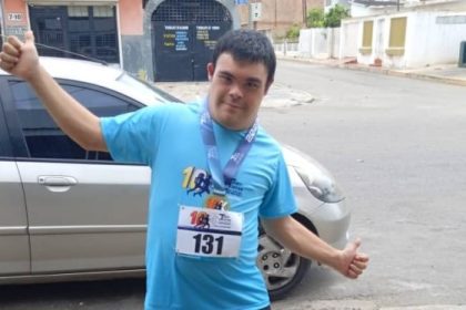 Armando recientemente había sido condecorado como campeón de trote de atletismo en una competencia desarrollada en la ciudad.