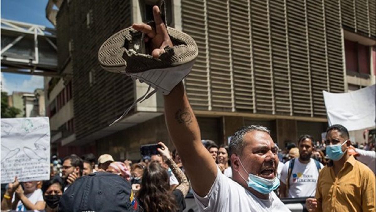 LIBERAN a José Cadiz, enfermero que protestó con los zapatos rotos