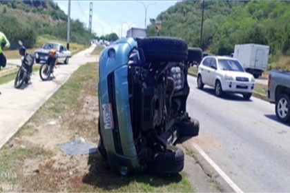 !Margarita! Camioneta se volcó en la Circunvalación sentido Los Robles -Achípano +Video