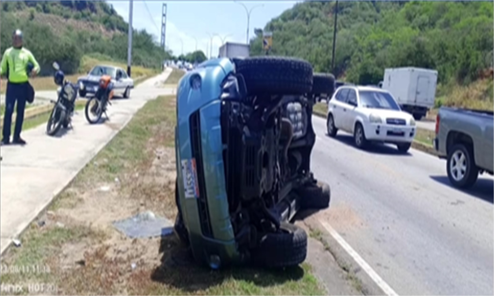 !Margarita! Camioneta se volcó en la Circunvalación sentido Los Robles -Achípano +Video