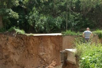 El pasado julio, el ayuntamiento local cerró el tránsito por el puente “El Golf”