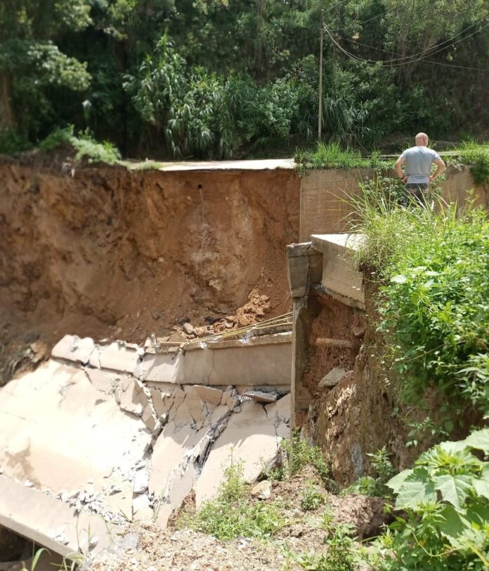 El pasado julio, el ayuntamiento local cerró el tránsito por el puente “El Golf”