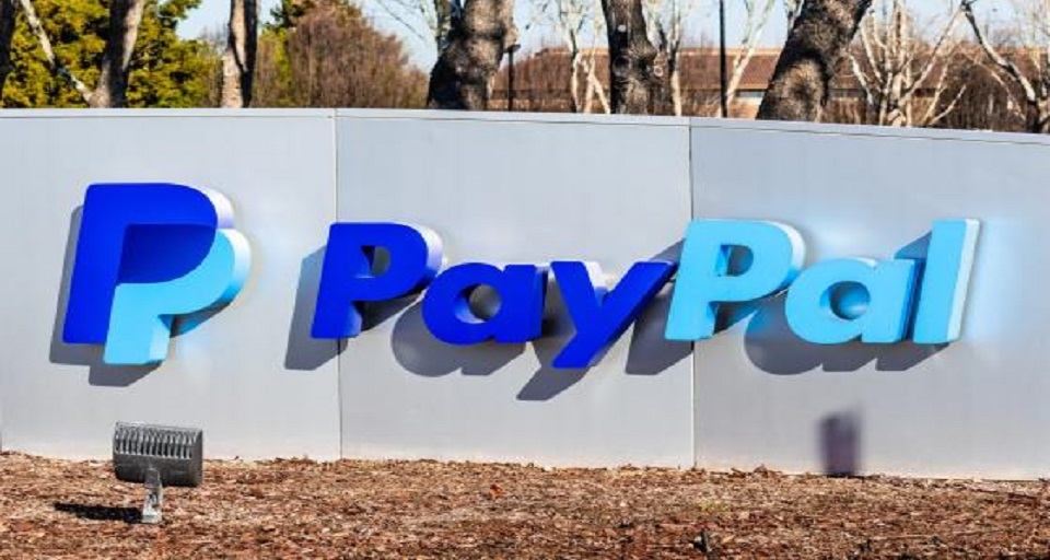 “PayPal introduce una criptomoneda estable respaldada por depósitos en dólares” (Journalistic and Tone: Professional)