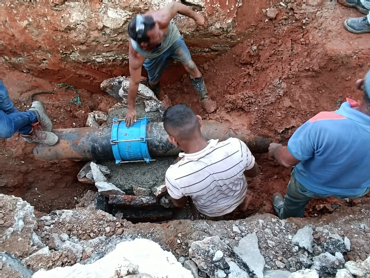 Familias neoespartanas atendidas con reparación de fugas de agua