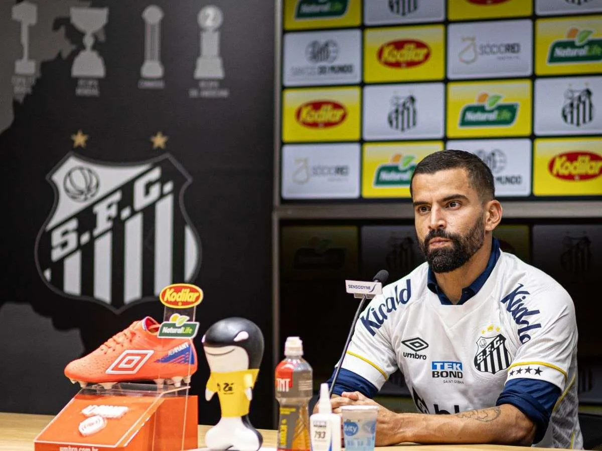 Rincón makes official debut at Santos: A professional presentation