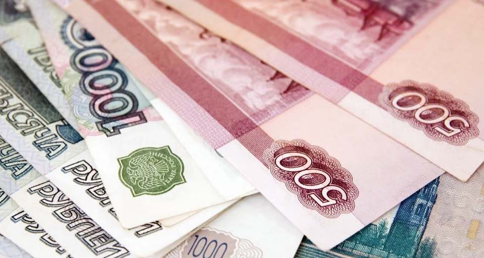 La moneda rusa se deprecia 4,1 rublos por dólar desde la intervención del Banco Central