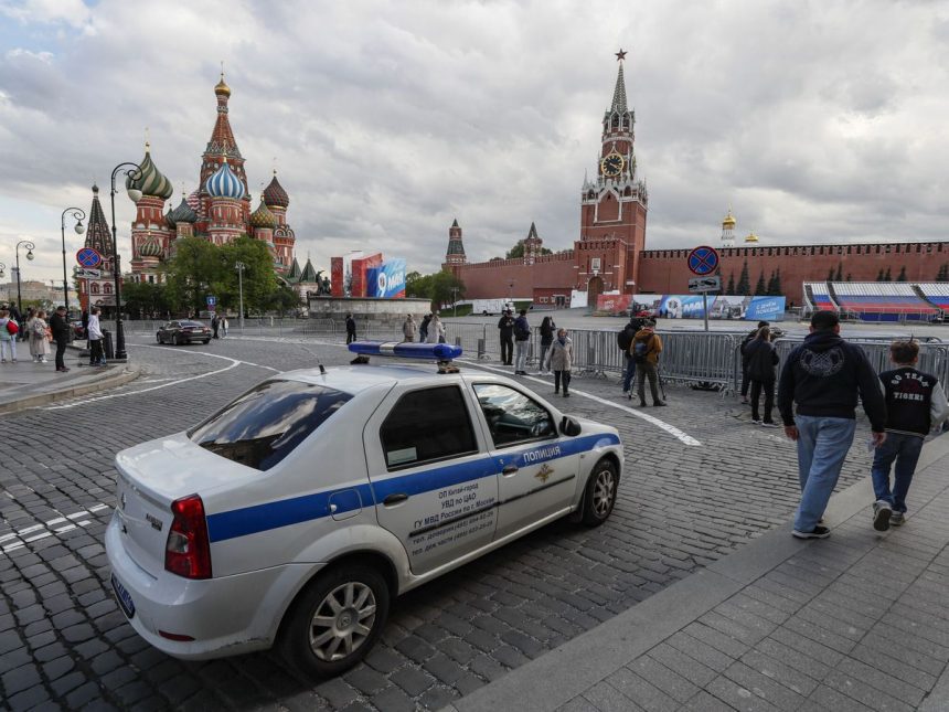 El Comité de Instrucción de Rusia aclaró que la mujer consiguió escapar de la vivienda y presentó una denuncia.