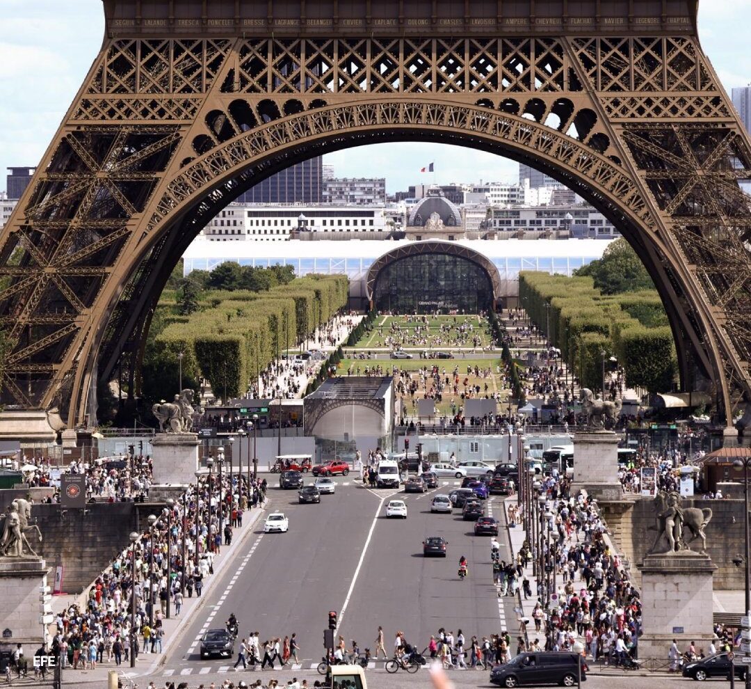 Desalojaron la Torre Eiffel por amenaza de bomba
